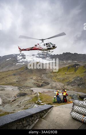 Opérations de sauvetage aérien en montagne, hélicoptère de sauvetage, Valais, Suisse, Europe Banque D'Images
