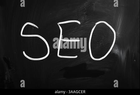 Le mot manuscrit de SEO avec craie blanche sur un tableau noir Banque D'Images