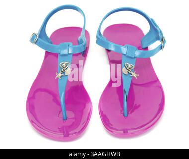 Paire de pantoufles de plage violet, isoler sur blanc Banque D'Images