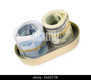 Paquets roulés de 100 dollars américains et billets russes de 1000 roubles, dans une boîte ovale, chemin de découpage Banque D'Images
