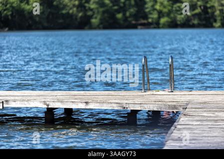Lac avec plate-forme de baignade en été en Europe Banque D'Images