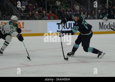 Seattle, Washington, États-Unis. 31 mars 2025. Eeli Tolvanen (20 ans), aile droite des Seattle Kraken, prend un tir avec Mikko Rantanen (96 ans), aile droite des Stars de Dallas, en défense lors de la deuxième période d'un match de la LNH au Climate Pledge Arena de Seattle, Washington, le 31 mars 2025. (Crédit photo Nate Koppelman/Alamy Live News) Banque D'Images