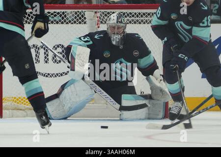 Seattle, Washington, États-Unis. 31 mars 2025. Joey Daccord (35), gardien des Seattle Kraken, regarde la rondelle pendant la deuxième période d'un match de la LNH contre les Stars de Dallas au Climate Pledge Arena à Seattle, Washington, le 31 mars 2025. (Crédit photo Nate Koppelman/Alamy Live News) Banque D'Images