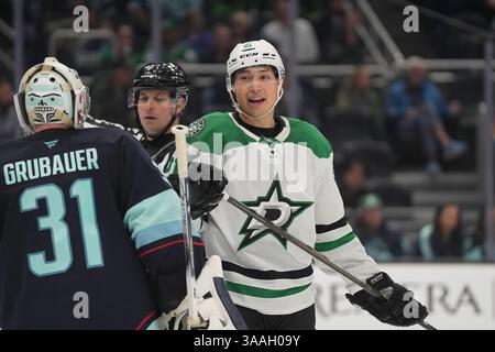 Seattle, WA, États-Unis. 31 mars 2025. Jason Robertson (21), ailier gauche des Dallas Stars, plaisante avec Philipp Grubauer (31), gardien de but des Seattle Kraken, pendant la troisième période d'un match de la LNH à la Climate Pledge Arena. Nate Koppelman / Alamy Live News Banque D'Images