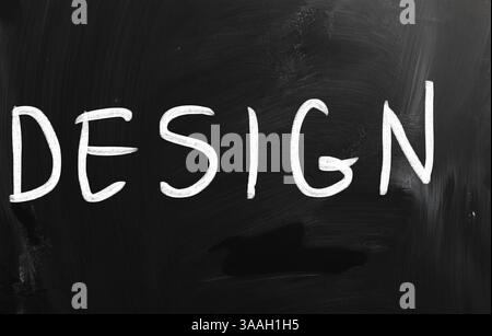 Le mot manuscrit Design avec craie blanche sur un tableau noir Banque D'Images