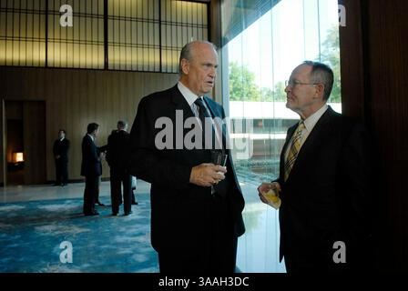 1er novembre 2015 - dossier - FRED THOMPSON (19 août 1942 - 1er novembre 2015), aÊformer sénateur américain du Tennessee, candidat à la présidence du GOP, avocat du Watergate et acteur qui a joué à la télévision dramaÊ'Law and Order' est décédé dimanche à Nashville. Il avait 73 ans. M. Thompson est décédé afterÊa une récidive de lymphome. Photo : L'ancien sénateur Fred Thompson (R-TN) discute avec le sénateur actuel Lamar Alexander (crédit image : The Washington Times/ZUMAPRESS.com) Banque D'Images