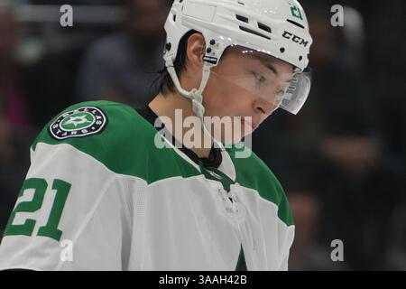 Seattle, WA, États-Unis. 31 mars 2025. L'ailier gauche des Dallas Stars Jason Robertson (21) observe pendant la deuxième période d'un match de la NHL contre les Seattle Kraken à la Climate Pledge Arena. Nate Koppelman / Alamy Live News Banque D'Images