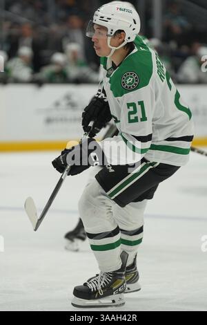 Seattle, WA, États-Unis. 31 mars 2025. L'ailier gauche des Dallas Stars Jason Robertson (21) regarde pendant la première période d'un match de la LNH contre les Seattle Kraken à la Climate Pledge Arena. Nate Koppelman / Alamy Live News Banque D'Images