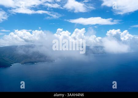 Vue aérienne époustouflante de Hiva Oa dans les îles Marquises, Polynésie française, avec des côtes accidentées, des eaux turquoises, des falaises spectaculaires, et lush Banque D'Images