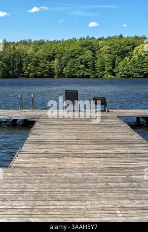 Lac avec plate-forme de baignade en été en Europe Banque D'Images