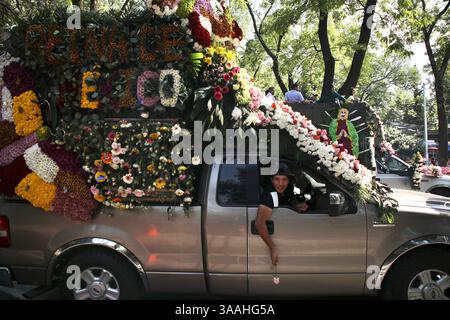 Mexique, Mexique. 13 mars 2025. Les voitures décorées de fleurs transportent les pèlerins pendant le défilé à travers le parc de Chapultepec. Au début de mars 2025, des pèlerins du diocèse de Tenancingo, une région fleurie mexicaine, ont effectué un pèlerinage à la basilique notre-Dame de Guadalupe à Mexico. Ils sont venus en 25 chars allégoriques décorés de motifs eucharistiques et dédiés au culte de la Vierge de Guadalupe. (Crédit image : © Apolline Guillerot-Malick/SOPA images via ZUMA Press Wire) USAGE ÉDITORIAL SEULEMENT ! Non destiné à UN USAGE commercial ! Banque D'Images