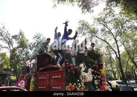 Mexique, Mexique. 13 mars 2025. Les voitures décorées de fleurs transportent les pèlerins pendant le défilé à travers le parc de Chapultepec. Au début de mars 2025, des pèlerins du diocèse de Tenancingo, une région fleurie mexicaine, ont effectué un pèlerinage à la basilique notre-Dame de Guadalupe à Mexico. Ils sont venus en 25 chars allégoriques décorés de motifs eucharistiques et dédiés au culte de la Vierge de Guadalupe. (Crédit image : © Apolline Guillerot-Malick/SOPA images via ZUMA Press Wire) USAGE ÉDITORIAL SEULEMENT ! Non destiné à UN USAGE commercial ! Banque D'Images