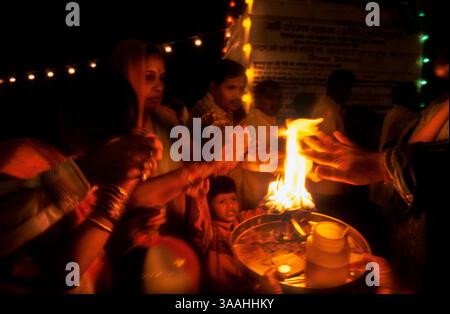 Sep 2, 2015 - Haridwar, Uttaranchal, Inde - les gens purifiés par le feu dans le fleuve Gange. Haridwar. Uttarakhand. Inde. Haridwar, Uttaranchal, Inde. Haridwar est célèbre pour son Ganga Arati, culte du Ganga Maiya, qui a lieu tous les soirs à Har-ki-pari Ghat. Tous les soirs, (sauf pendant une courte période pendant l'été quand le ghat est nettoyé et réparé,) des milliers de dévots et pèlerins se rassemblent environ une heure avant le coucher du soleil. Alors que le ciel commence à s'assombrir, les dévots se baignent et offrent des diyas (bateaux à feuilles avec des flammes de camphre) à la rivière. Les chants sont joués sur des haut-parleurs, tels que Sri Hanuman Chalisa & autres, comme th Banque D'Images