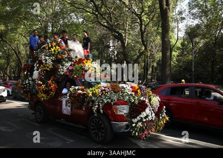 Mexique, Mexique. 13 mars 2025. Les voitures décorées de fleurs transportent les pèlerins pendant le défilé à travers le parc de Chapultepec. Au début de mars 2025, des pèlerins du diocèse de Tenancingo, une région fleurie mexicaine, ont effectué un pèlerinage à la basilique notre-Dame de Guadalupe à Mexico. Ils sont venus en 25 chars allégoriques décorés de motifs eucharistiques et dédiés au culte de la Vierge de Guadalupe. (Crédit image : © Apolline Guillerot-Malick/SOPA images via ZUMA Press Wire) USAGE ÉDITORIAL SEULEMENT ! Non destiné à UN USAGE commercial ! Banque D'Images