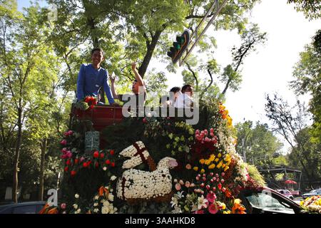 13 mars 2025, Mexique, Mexique : les voitures décorées de fleurs transportent les pèlerins pendant le défilé à travers le parc de Chapultepec. Au début de mars 2025, des pèlerins du diocèse de Tenancingo, une région fleurie mexicaine, ont effectué un pèlerinage à la basilique notre-Dame de Guadalupe à Mexico. Ils sont venus en 25 chars allégoriques décorés de motifs eucharistiques et dédiés au culte de la Vierge de Guadalupe. (Crédit image : © Apolline Guillerot-Malick/SOPA images via ZUMA Press Wire) USAGE ÉDITORIAL SEULEMENT ! Non destiné à UN USAGE commercial ! Banque D'Images