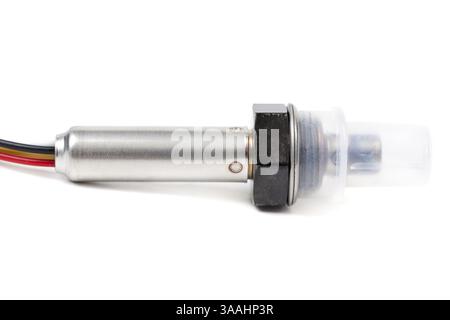 Sonde à oxygène (sonde lambda) pour le gros plan de la voiture. Isoler sur blanc Banque D'Images