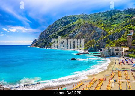 Superbe vue aérienne de Monterosso al Mare, le plus grand village des Cinque Terre, en Italie, avec sa belle plage de sable, ses eaux turquoises Banque D'Images