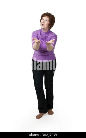 Femme d'âge moyen dans une veste violette sur un fond blanc Banque D'Images