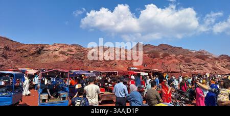 Une vue panoramique vibrante capture les sables rouges uniques et les formations géologiques de la plage Rouge sur l'île d'Hormuz dans le golfe Persique, en Iran. Ce pop Banque D'Images