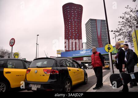 1 mars 2018 - Barcelone, Espagne - les visiteurs du Mobile World Congress vus quitter l'événement..le Mobile World Congress 2018 se tiendra à Barcelone du 26 février au 1er mars. (Crédit image : © dernier jour du Mobile World Congress à Barcelone  7 .jpg/SOPA images via ZUMA Wire) Banque D'Images