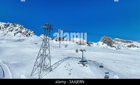 Un téléphérique descend de Piz Nair en passant par une crête alpine dans une vallée au-dessus de St, Moritz. Banque D'Images