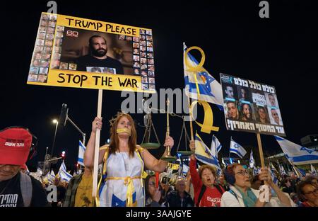 JÉRUSALEM - MARS 31 : une manifestante se tient debout avec sa bouche collée tout en tenant une pancarte indiquant : « Trump s'il vous plaît arrêtez la guerre » lors d'une manifestation de masse organisée par des manifestants antigouvernementaux près du parlement israélien le 31 mars 2025 à Jérusalem. Les Israéliens descendent dans la rue pour appeler à un nouveau cessez-le-feu à Gaza et protester contre ce qu'ils considèrent comme une attaque contre la démocratie du pays par la coalition de droite du gouvernement de Benjamin Netanyahu. Banque D'Images
