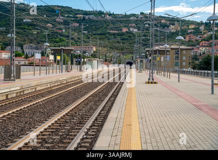 La gare d'Oneglia, une ancienne ville du nord de l'Italie sur la côte ligure, en 1923 rejoint Porto Maurizio pour former la commune d'Imperia. Banque D'Images