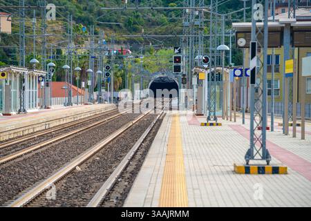 La gare d'Oneglia, une ancienne ville du nord de l'Italie sur la côte ligure, en 1923 rejoint Porto Maurizio pour former la commune d'Imperia. Banque D'Images