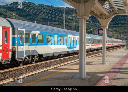 La gare d'Oneglia, une ancienne ville du nord de l'Italie sur la côte ligure, en 1923 rejoint Porto Maurizio pour former la commune d'Imperia. Banque D'Images