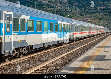 La gare d'Oneglia, une ancienne ville du nord de l'Italie sur la côte ligure, en 1923 rejoint Porto Maurizio pour former la commune d'Imperia. Banque D'Images