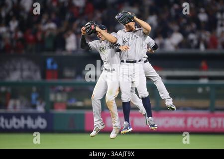 27 avril 2018 : Aaron Judge (99), Giancarlo Stanton Stanton (27), et Aaron Hicks (31), le champion des Yankees de New York, et Aaron Hicks (4-3), joueur central des Yankees de Anaheim, photographe : Peter Joneleit (Credit Joneleit) en dix manches dans le match entre les Yankees de New York et les Angels de Los Angeles d'Anaheim, en CALIFORNIE, photographe : Peter Joneleit / CSM image : Banque D'Images