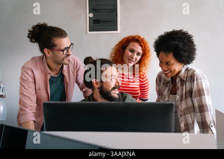 Développer des technologies de programmation et de codage. Programmeur travaillant dans une entreprise de développement de logiciels Banque D'Images