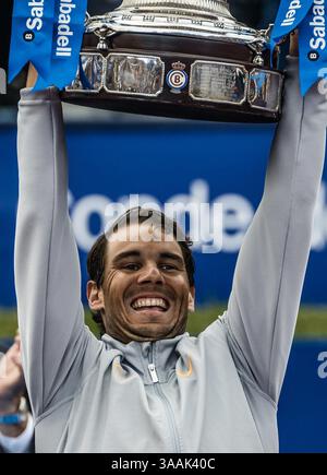 29 avril 2018 - Barcelone, Catalogne, Espagne - RAFAEL NADAL d'Espagne lève le trophée de son 11e titre au 'Barcelona Open Banc Sabadell' après avoir remporté la finale contre S. Tsitsipas. Nadal a gagné 6 :2, 6 :1 (image crédit : © Matthias Oesterle via ZUMA Wire) Banque D'Images