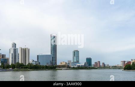 Remblai de l'étang de la ville de la rivière Iset dans le centre d'Ekaterinbourg, Russie. ISET Tower et Hyatt Hotel sur la promenade de la ville. Makarovsky quartier résidentiel Banque D'Images