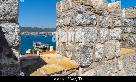 Vue sur la mer Méditerranée et la ville de Marmaris depuis le mur du château de Marmaris, Turquie. Yachts privés et navires ancrés au large des côtes. Banque D'Images