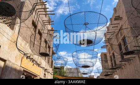Décor extérieur en forme de paniers de poisson pour les pêcheurs arabes dans la rue dans la vieille ville de Dubaï, Émirats arabes Unis. Banque D'Images