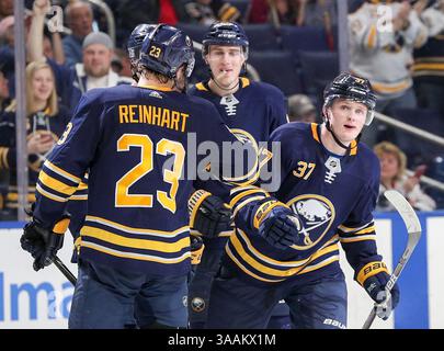 29 mars 2018 : le centre des Sabres de Buffalo Casey Mittelstadt (37) reçoit des félicitations pour avoir inscrit son premier point dans la LNH alors qu'il aidait à un but de l'aile gauche Evan Rodrigues (non représenté) lors de la troisième période de jeu dans le match de hockey de la LNH entre les Red Wings de Détroit et les Sabres de Buffalo au KeyBank Center de Buffalo, New York (Nicholas T. LoVerde/Cal Sport Media)(Credit image : &copy ; Nicholas T. Loverde ZUMA Wire) Banque D'Images