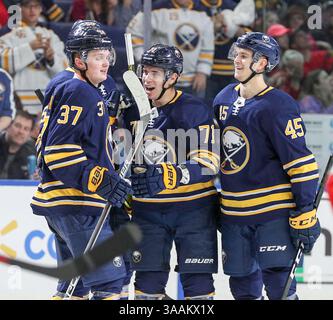 Le 29 mars 2018 : le défenseur des Sabres de Buffalo Brendan Guhle (45) et l'aile gauche Evan Rodrigues (71) célèbrent le 7e but de Rodrigues de la saison avec le centre des Sabres de Buffalo Casey Mittelstadt (37) qui a inscrit son premier point dans la LNH avec une aide solitaire dans le match de hockey de la LNH entre les Red Wings de Detroit et les Sabres de Buffalo au KeyBank Center à Buffalo, New York (Nicholas T. LoVerde/Cal Sport Media)(Credit image : Nicholas T. Loverde/CSM via ZUMA Wire) Banque D'Images