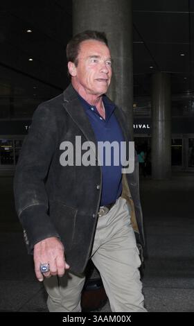 LOS ANGELES, CA - 02 JUIN : Arnold Schwarzenegger arrive à l'aéroport international de Los Angeles le 2 juin 2016 à Los Angeles, Californie... personnes : Arnold Schwarzenegger. (Crédit image : © SMG via ZUMA Wire) Banque D'Images