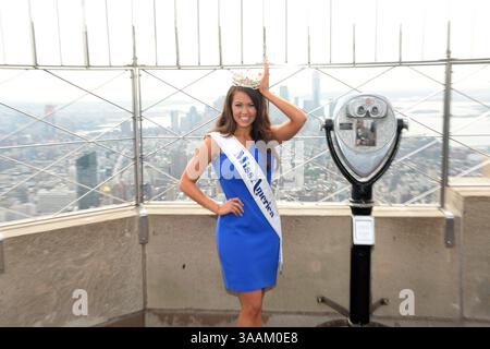NEW YORK, NY - 12 SEPTEMBRE : Miss America 2018 Cara Mund visite l'Empire State Building le 12 septembre 2017 à New York... personnes : Cara Mund. (Crédit image : © SMG via ZUMA Wire) Banque D'Images