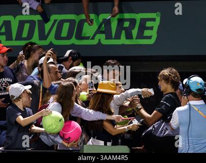 30 mars 2018 : Alexander Zverev d'Allemagne signe des autographes alors qu'il existe sur le terrain après avoir battu Pablo Carreno Busta d'Espagne lors d'une demi-finale à l'Open de Miami 2018 présenté par le tournoi de tennis professionnel Itau, joué au Crandon Park Tennis Center à Key Biscayne, Floride, États-Unis. Zverev a gagné 7-6(4), 6-2. Mario Houben/CSM. (Image de crédit : &copy ; Mario Houben/CSM via ZUMA Wire) Banque D'Images