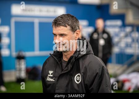 Odense, Danemark. 30 mars 2025. L'entraîneur-chef Soren Krogh d'Odense BK vu lors du match NordicBet Liga entre Odense BK et AC Horsens au nature Energy Park à Odense. Banque D'Images