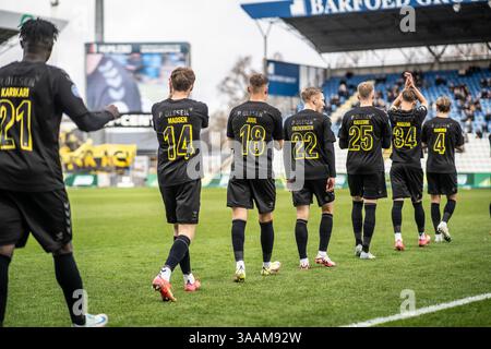 Odense, Danemark. 30 mars 2025. Les joueurs de AC Horsens entrent sur le terrain pour le match NordicBet Liga entre Odense BK et AC Horsens au nature Energy Park à Odense. Banque D'Images