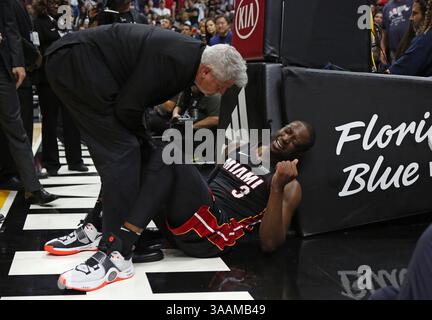 31 mars 2018 - Miami, FL, États-Unis - Jay Sabol, entraîneur sportif du Miami Heat, travaille avec la garde Dwyane Wade après un match en prolongation contre les nets de Brooklyn à l'AmericanAirlines Arena de Miami le samedi 31 mars 2018. Les nets ont gagné, 110-109. (Crédit image : © David Santiago/TNS via ZUMA Wire) Banque D'Images