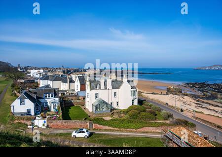 Vue surélevée des maisons sur Marine Parade sur le front de mer de la ville côtière de North Berwick dans East Lothian, Écosse, Royaume-Uni Banque D'Images