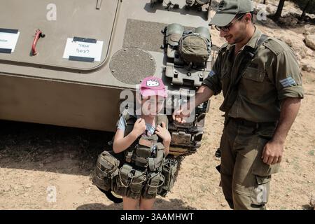 19 avril 2018 - Maale Adumim, Israël - des familles israéliennes font l'expérience d'armes et d'équipements militaires lors des célébrations marquant le 70e jour de l'indépendance d'Israël lors d'une exposition de Tsahal près de Maale Adumim. (Crédit image : © Nir Alon via ZUMA Wire) Banque D'Images