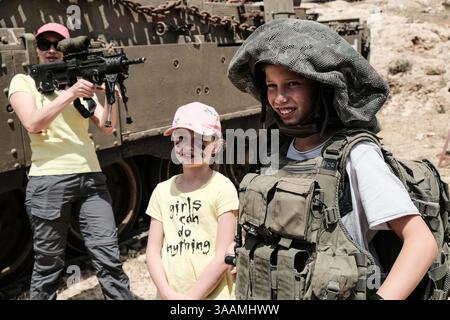 19 avril 2018 - Maale Adumim, Israël - des familles israéliennes font l'expérience d'armes et d'équipements militaires lors des célébrations marquant le 70e jour de l'indépendance d'Israël lors d'une exposition de Tsahal près de Maale Adumim. (Crédit image : © Nir Alon via ZUMA Wire) Banque D'Images