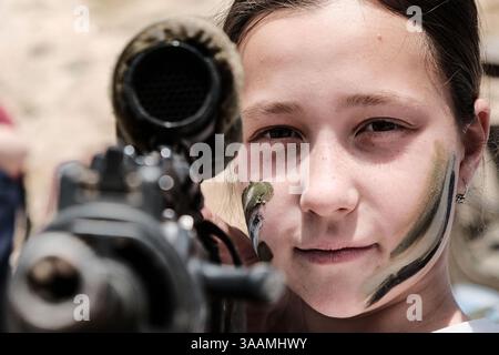 19 avril 2018 - Maale Adumim, Israël - des familles israéliennes font l'expérience d'armes et d'équipements militaires lors des célébrations marquant le 70e jour de l'indépendance d'Israël lors d'une exposition de Tsahal près de Maale Adumim. (Crédit image : © Nir Alon via ZUMA Wire) Banque D'Images