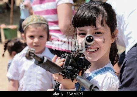 19 avril 2018 - Maale Adumim, Israël - des familles israéliennes font l'expérience d'armes et d'équipements militaires lors des célébrations marquant le 70e jour de l'indépendance d'Israël lors d'une exposition de Tsahal près de Maale Adumim. (Crédit image : © Nir Alon via ZUMA Wire) Banque D'Images