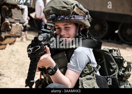 19 avril 2018 - Maale Adumim, Israël - des familles israéliennes font l'expérience d'armes et d'équipements militaires lors des célébrations marquant le 70e jour de l'indépendance d'Israël lors d'une exposition de Tsahal près de Maale Adumim. (Crédit image : © Nir Alon via ZUMA Wire) Banque D'Images